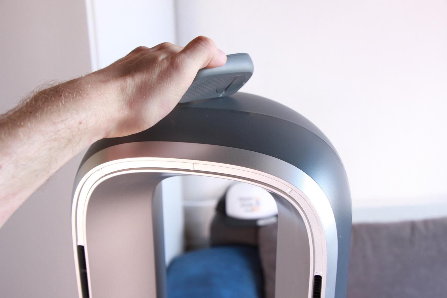 Die Fernbedienung des Philips Air Performer 8000 wird magnetisch am oberen Ende des Turms angebracht und hingelegt.